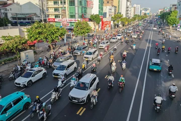 Hình ảnh đường Cộng Hòa được tháo dỡ dải phân cách cứng để chuẩn bị lưu thông 3 chiều