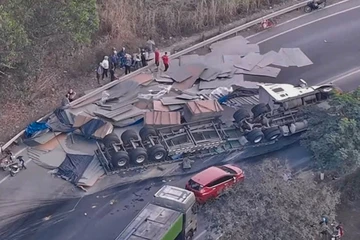 Xe container lật ngược khi ôm cua xuống cầu nối Đồng Nai và TP.HCM