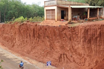Nhiều nhà dân ở Đồng Nai chênh vênh bên mép 'vực' khi làm đường tỉnh lộ