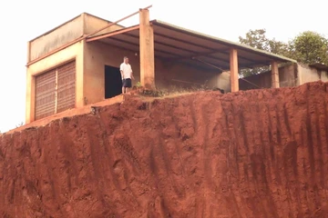 Vụ nhà dân chênh vênh bên mép 'vực': Hỗ trợ tiền để người dân di dời tạm
