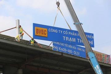 Đang tháo dỡ 2 trạm thu phí trên Quốc lộ 51