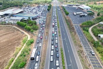 Ô tô 'chôn chân' trên cao tốc, trạm dừng nghỉ đông nghịt