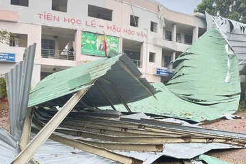 Giông lốc cuốn bay mái trường tiểu học ở Đồng Nai 