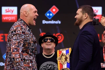 Tyson Fury - Arslanbek Makhmudov: “Khủng long” thách đấu