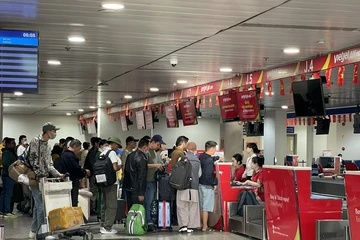 Sân bay Tân Sơn Nhất ngày cuối năm: Khách tăng mạnh nhưng không ùn ứ