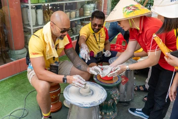 Khách Tây mê mẩn xoay bàn gốm, tự tay làm quà lưu niệm