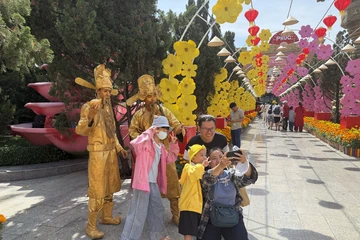 Người dân TP.HCM nhộn nhịp vui chơi mùng 3 Tết