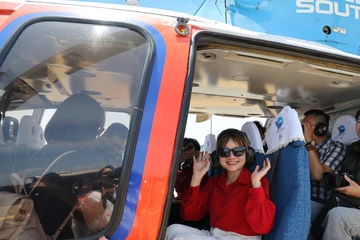 Du khách hào hứng ngắm toàn cảnh TP.HCM từ trên cao