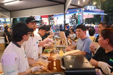 Ngắm tháp Eiffel làm từ bánh mì tại lễ hội quy mô lớn ở TP.HCM