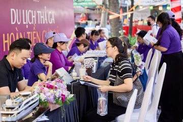 Khách rủ nhau chốt tour trực thăng ngay tại Ngày hội Du lịch