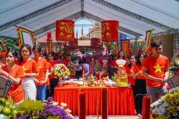 Người dân TP.HCM đổ về các khu vui chơi dịp lễ Giỗ Tổ Hùng Vương