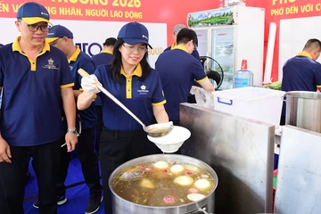 Saigontourist Group phối hợp trao 12.000 suất phở cho người lao động