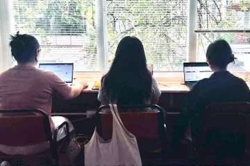 Khách để laptop 'giữ chỗ', nếu mất hoặc hư hỏng thì quán cà phê có phải bồi thường?