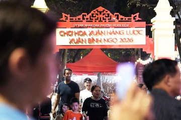 Chợ hoa Hàng Lược lung linh trong đêm, giữ hồn Tết phố cổ Hà Nội