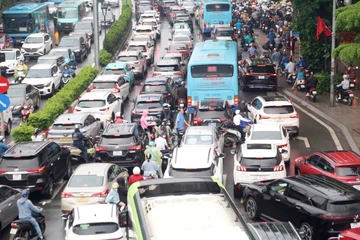 Hà Nội: Cầu Chương Dương 'kẹt cứng' sau khi cấm xe qua cầu Long Biên