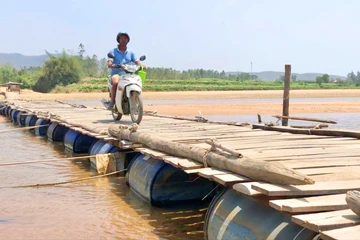 Dân lấy thùng phuy, ván gỗ làm cầu phao vượt sông Ba lên rẫy