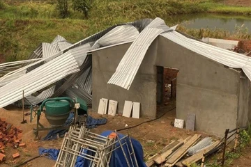 Gia Lai: Mưa lớn kèm lốc xoáy khiến 10 căn nhà tốc mái