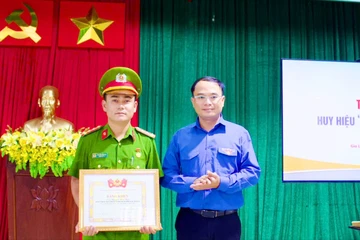 Trao huy hiệu Tuổi trẻ dũng cảm cho Đại úy công an cứu 2 bé trai đuối nước