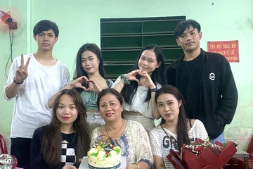 Mẹ Việt nuôi sinh viên Lào