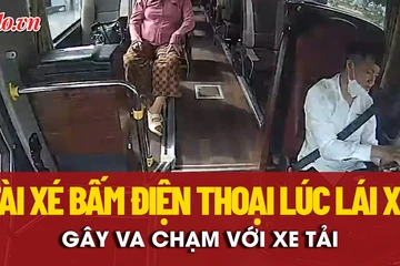 Cận cảnh tài xế xe khách bấm điện thoại khi lái xe gây va chạm với xe tải