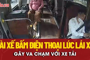 Cận cảnh tài xế xe khách bấm điện thoại khi lái xe gây va chạm với xe tải