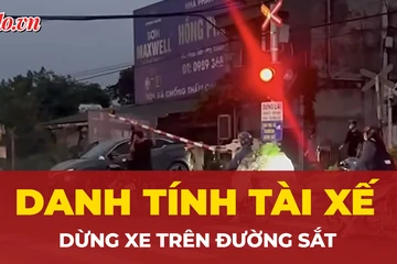 Cận cảnh ô tô bị tàu hỏa hất văng vì tài xế dừng xe trên đường ray 