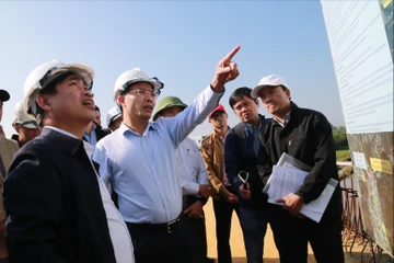 Ông Phạm Đức Ấn, Chủ tịch TP Đà Nẵng (chỉ tay) kiểm tra dự án cầu Văn Ly và đường dẫn. Ảnh: TN