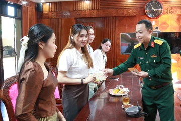 Bộ Chỉ huy quân sự TP Đà Nẵng tặng quà sinh viên Lào