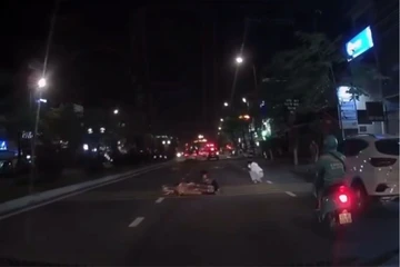 Hai người đi xe máy ngã nhào ra đường. Ảnh: TN