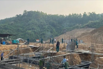 Bộ đội Đà Nẵng và lực lượng dân quân đã có mặt trên công trường. Ảnh: BĐ