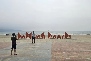 Bộ chữ 'Da Nang Beach' cách điệu. Ảnh: TN