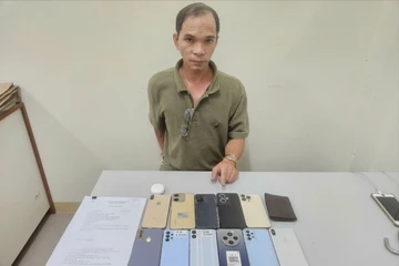 Khoa cùng tang vật vụ án. Ảnh: CA