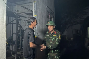 Bộ đội đặc công lội ruộng cõng gạch, cát để xây nhà cho dân