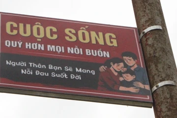 Những biển báo 'đặc biệt' tại cầu 14 ở Đắk Lắk