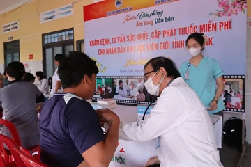 Quân y, bệnh viện khám bệnh, cấp thuốc miễn phí cho bà con biên giới Đắk Lắk