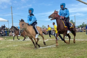 Nông dân hóa thành kỵ sĩ trong hội đua ngựa