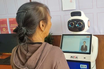 Xã đầu tiên ở Đắk Lắk đưa robot 'lễ tân' hướng dẫn người dân làm thủ tục hành chính
