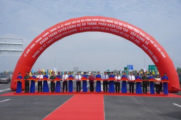 Vì sao cao tốc Hậu Giang - Cà Mau vỡ tiến độ, làm lễ xong vẫn chưa thông xe?