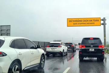 Ngày cuối nghỉ Tết: Cao tốc Bắc - Nam ùn ứ hướng về Hà Nội, Nội Bài đón khách kỷ lục