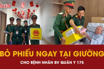 Bệnh nhân xúc động khi được bỏ phiếu ngay tại giường bệnh