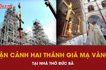 Đưa hai thánh giá mạ vàng lên đỉnh tháp kẽm Nhà thờ Đức Bà
