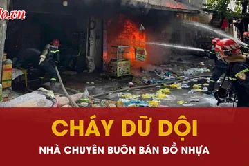 Hiện trường vụ cháy ngôi nhà chuyên bán đồ nhựa, cột khói bốc cao hàng chục mét