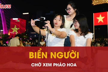 ‘Biển người’ xuống phố trung tâm TP.HCM chờ xem pháo hoa mừng đại lễ