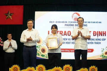 Một phường tại TP.HCM trao quyết định kết thúc nhiệm vụ của người hoạt động không chuyên trách