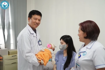 Nhân viên y tế hiến máu khẩn, kịp cứu sản phụ băng huyết sau sinh