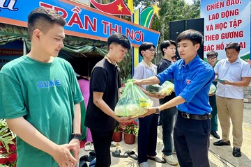 Chi đoàn báo Pháp Luật TP.HCM phối hợp các đơn vị trao nhiều phần quà ý nghĩa 