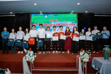 Hội đồng hương liên xã Bình Sơn ở TP.HCM tặng học bổng cho sinh viên Quảng Ngãi