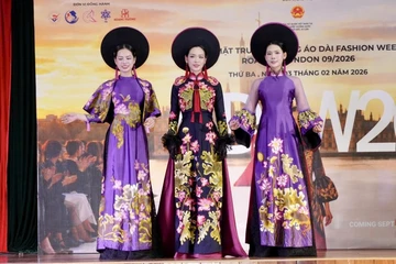 Tôn vinh Áo dài Việt Nam tại sân khấu thời trang quốc tế