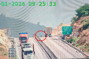 3 cháu nhỏ vào cao tốc Cam Lâm - Vĩnh Hảo chơi đùa, chặn xe