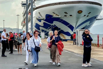 Hàng ngàn du khách Mỹ theo đường biển đến tham quan Khánh Hòa